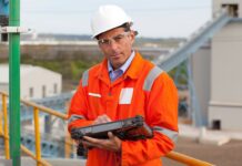 Pourquoi opter pour une tablette durcie en milieu professionnel ? tablette durcie sur un chantier