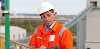 Pourquoi opter pour une tablette durcie en milieu professionnel ? tablette durcie sur un chantier