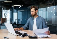 Comment l’acoustique d’une pièce peut-elle affecter le bien-être et la productivité ? homme qui travaille concentré