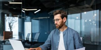 Comment l’acoustique d’une pièce peut-elle affecter le bien-être et la productivité ? homme qui travaille concentré